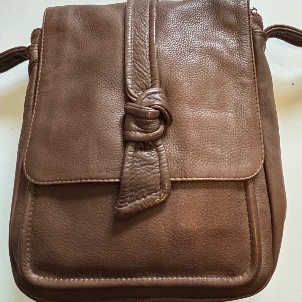 KENNETH COLE CHOCOLATE BROWN LEATHER CROSSBODY KNOT DEDIGN ON FRONT SNAP CLOSURE